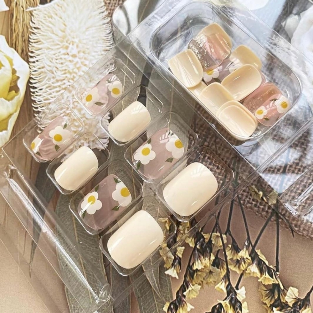 Nails with white design and flowers, includes easy sticker